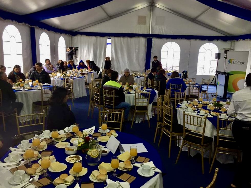 Evento corporativo con mesas redondas, sillas Tiffany y toldo Ardid
